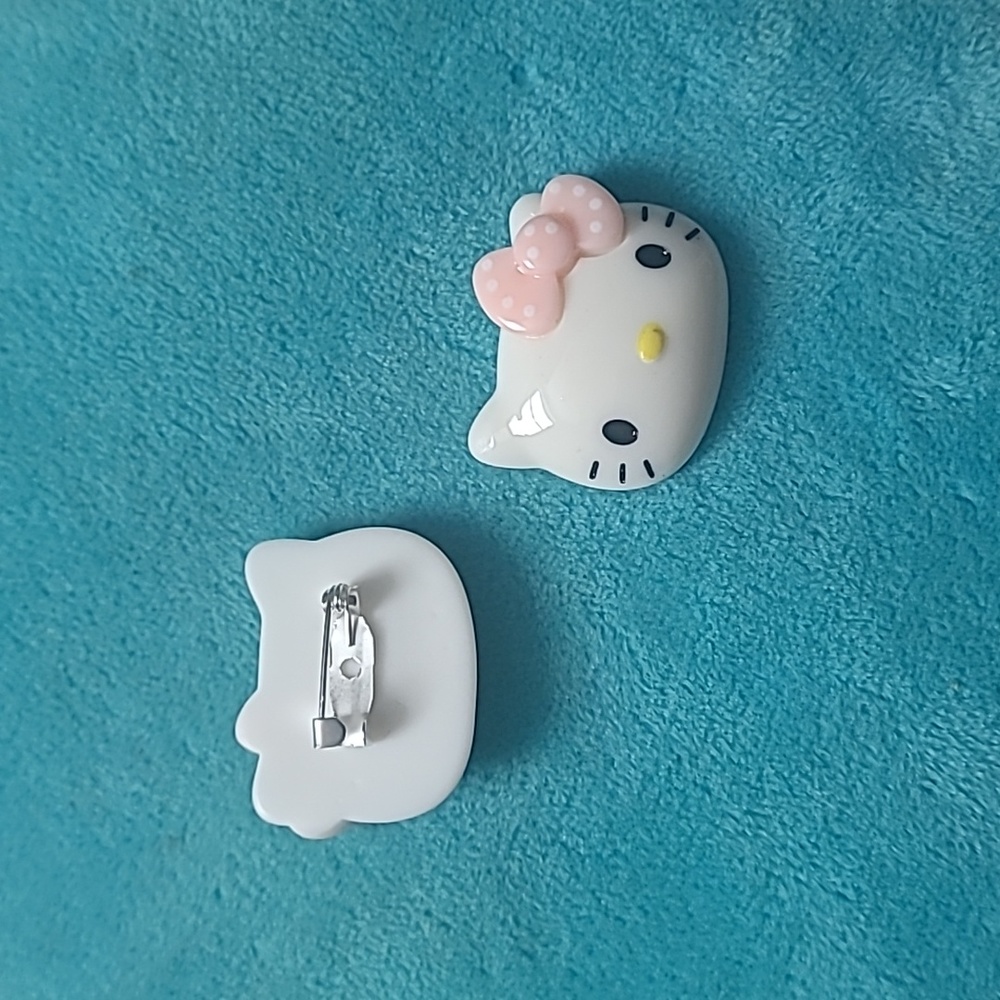 2 Hello Kitty Pins